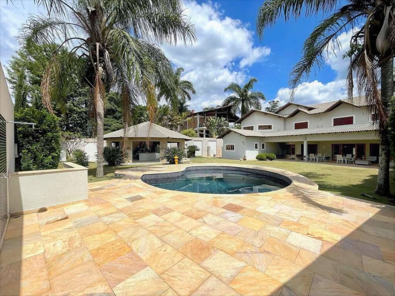 MARAVILHOSA ENCANTADORA RESIDENCIA; 5 SUITES, 70%MOBILIADA, LAREIRAS ACOLHEDORAS PISCINA DESLUMBRANTE ESPAÇO GPOUMERT; ÓTIMO PARA A FAMILIA E RECEBER.