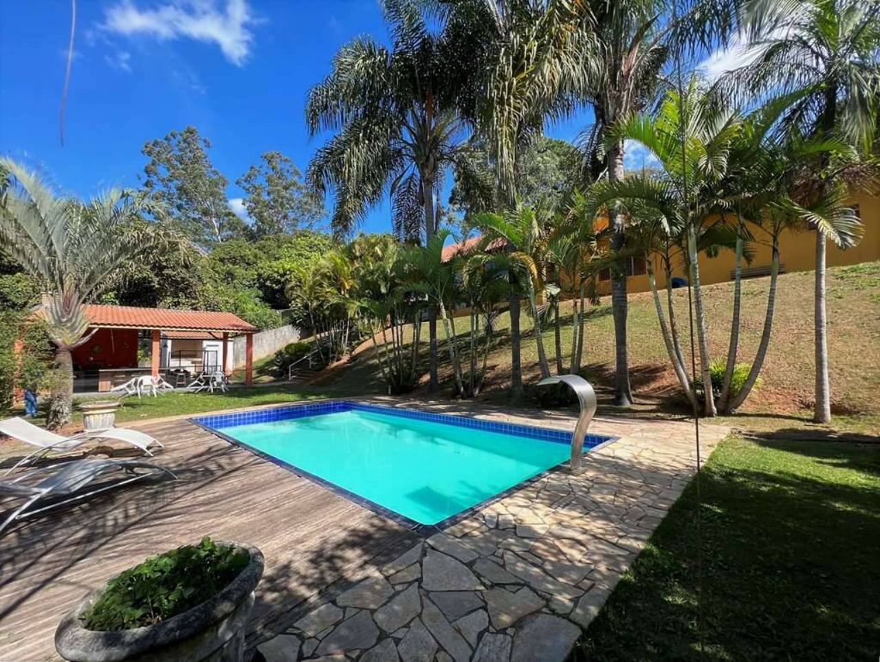 CASA ESPETACULAR; NATUREZA EXUBERANTE; GOURMET NA FAZENDINHA CARAPICUÍBA SP; IMÓVEL ENCANTADOR; 4 DORMITÓRIOS, 2 SUÍTES E PISCINA!