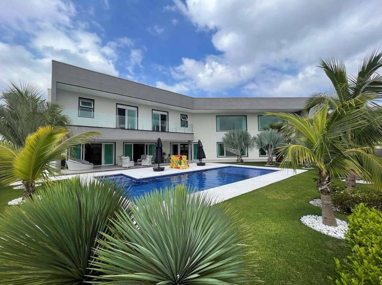 Casa moderna e impecável à venda em Cotia Sao Paulo com piscina e espaço gourmet!
