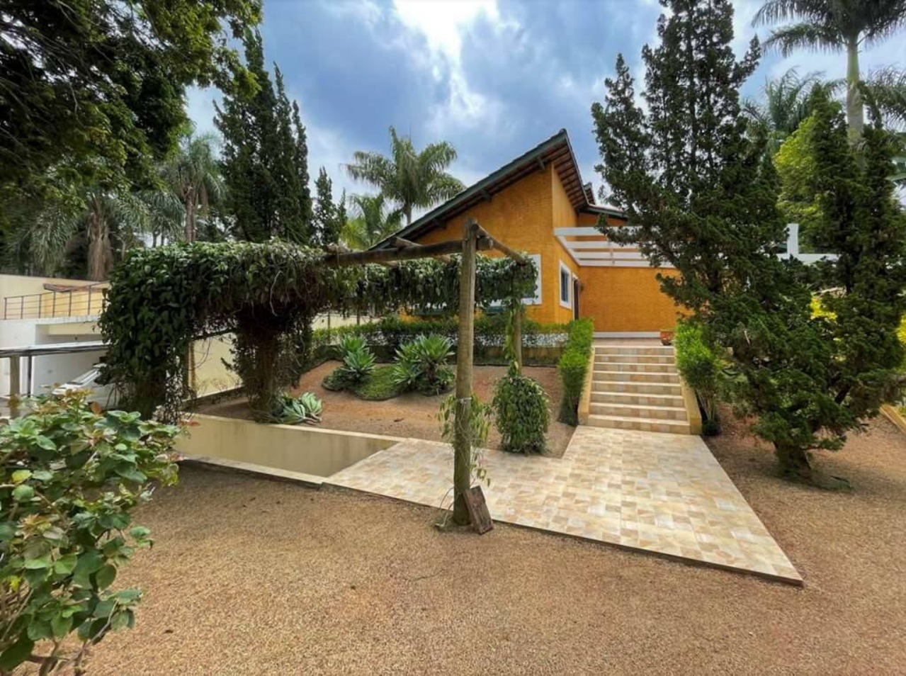 OASIS DE LUXO; Casa térrea rústica contemporânea condomínio nobre; terreno amplo jardim encantad; acabamento impecável. Aproveite!