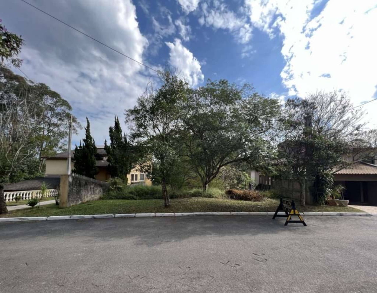 TERRENO EXCLUSIVO EM COND. ALTO PADRÃO: Fazendinha, segurança 24h!