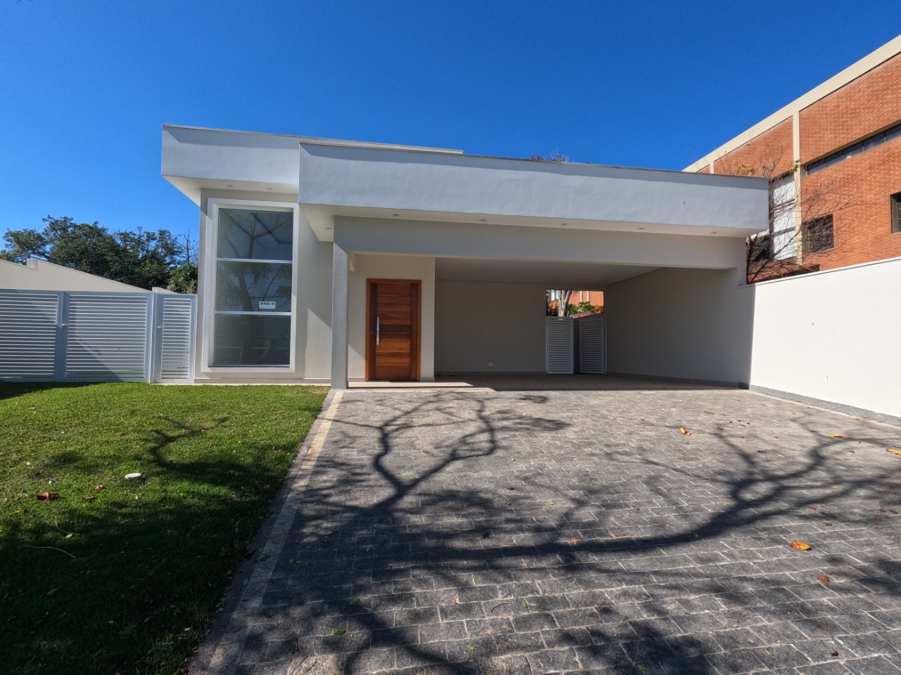 Casa nova térrea de alto padrão, localizada em condomínio.