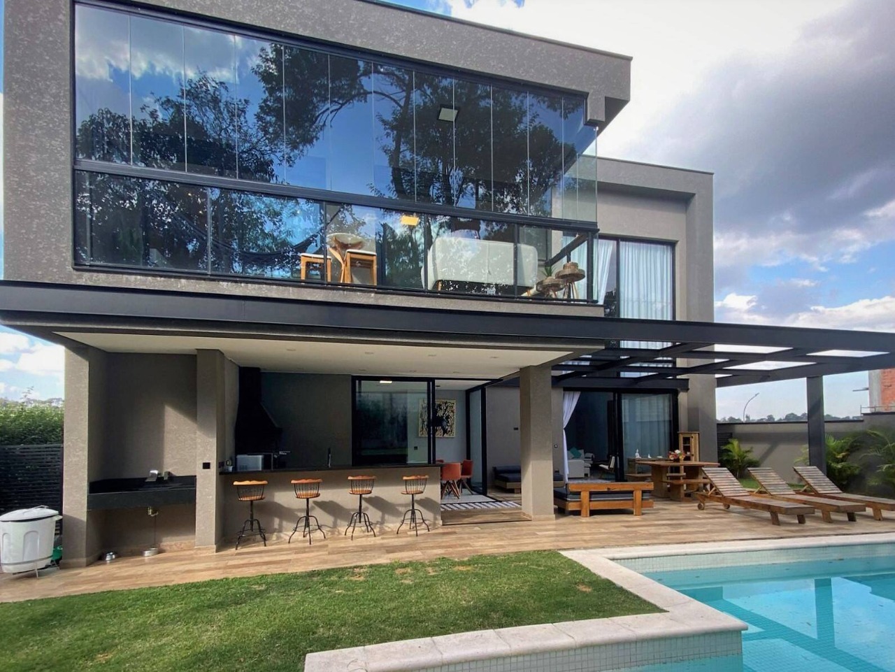 CASA MODERNA E ENSOLARADA; CONDOMINIO EXCLUSIVO; ADQUIRA ESSE IMÓVEL REPLETO DE ARMÁRIOS; LUXO E CONFORTO; PISCINA VARANDA GOURMET; SALAS AMPLAS.