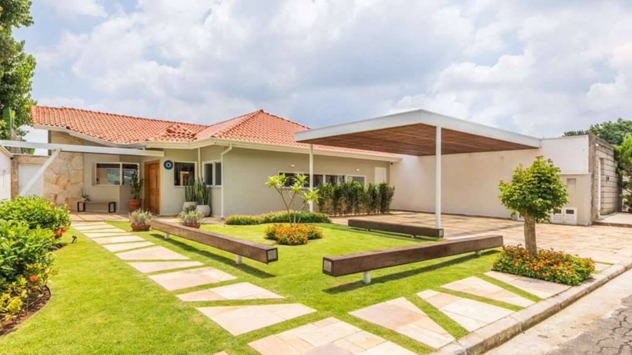 LINDA CASA TÉRREA CONTEMPORÂNEA; DETALHES EM PEDRA; OPORTUNIDADE IMPERDIVEL; REFORMA TOTAL; 370 m² CONDOMINIO TRANQUILO NA GRANJA VIANA.