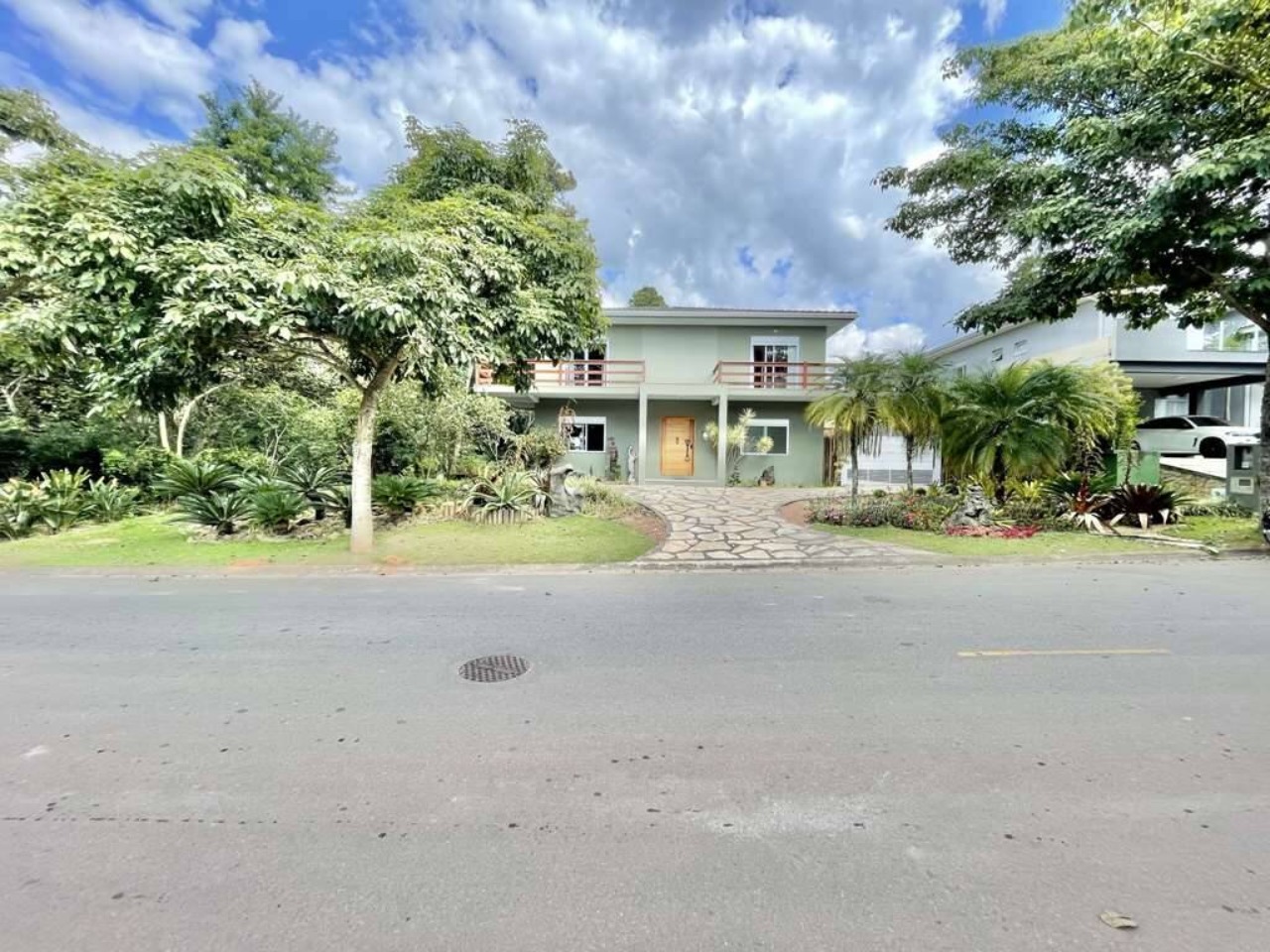 CASA DE SONHOS PARA LOCAÇÃO; EM CONDOMINIO FECHADO;. AMBIENTES INTEGRADOS. 3.240m² DE NATUREZA; ENERGIA SOLAR E AVRANDA GOUMERT. VENHA CONFIRIR.