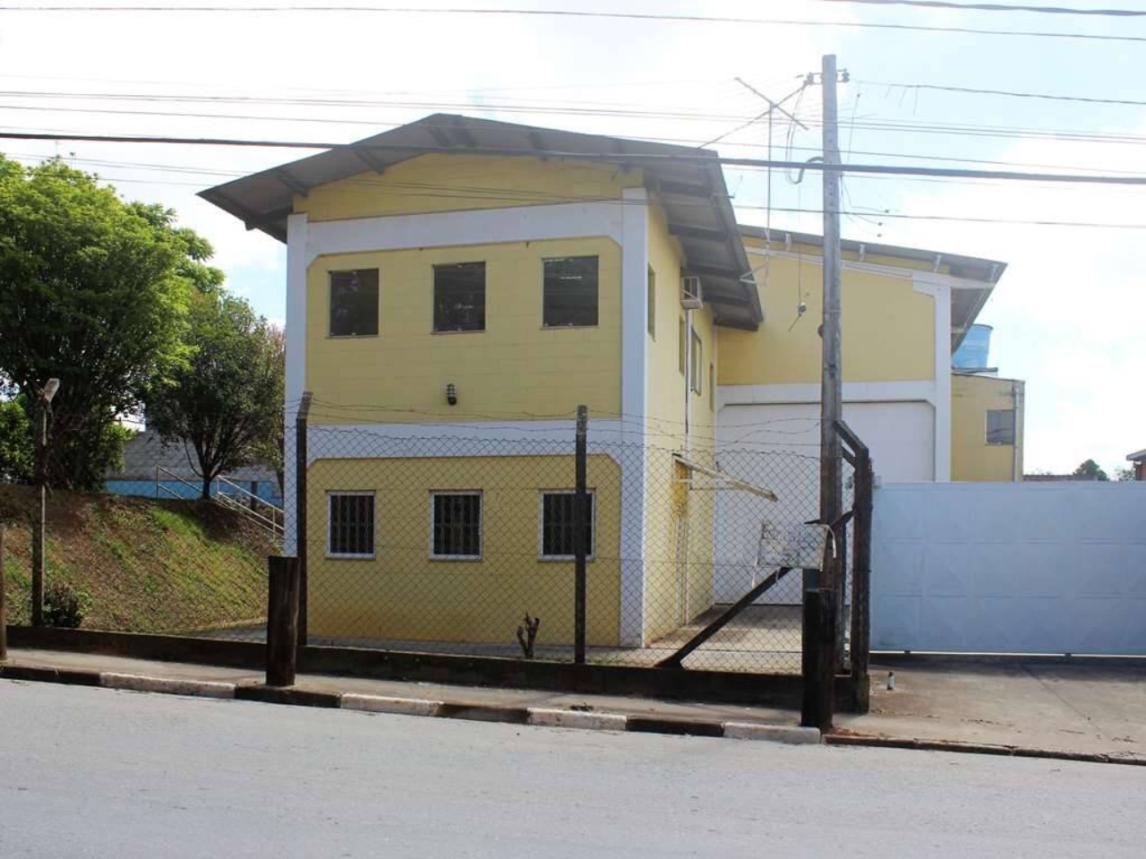 GALPÃO ZUM; LOCADO POR R$6.4K/mês; CONTRATO ÁTE 2026; PÉ DIREITO 6,5m; CONSULTE A LEI DE INCENTIVOS; GALPÃO ÁREA TOTAL 800m²; CONTRATO ÁTE 2026.