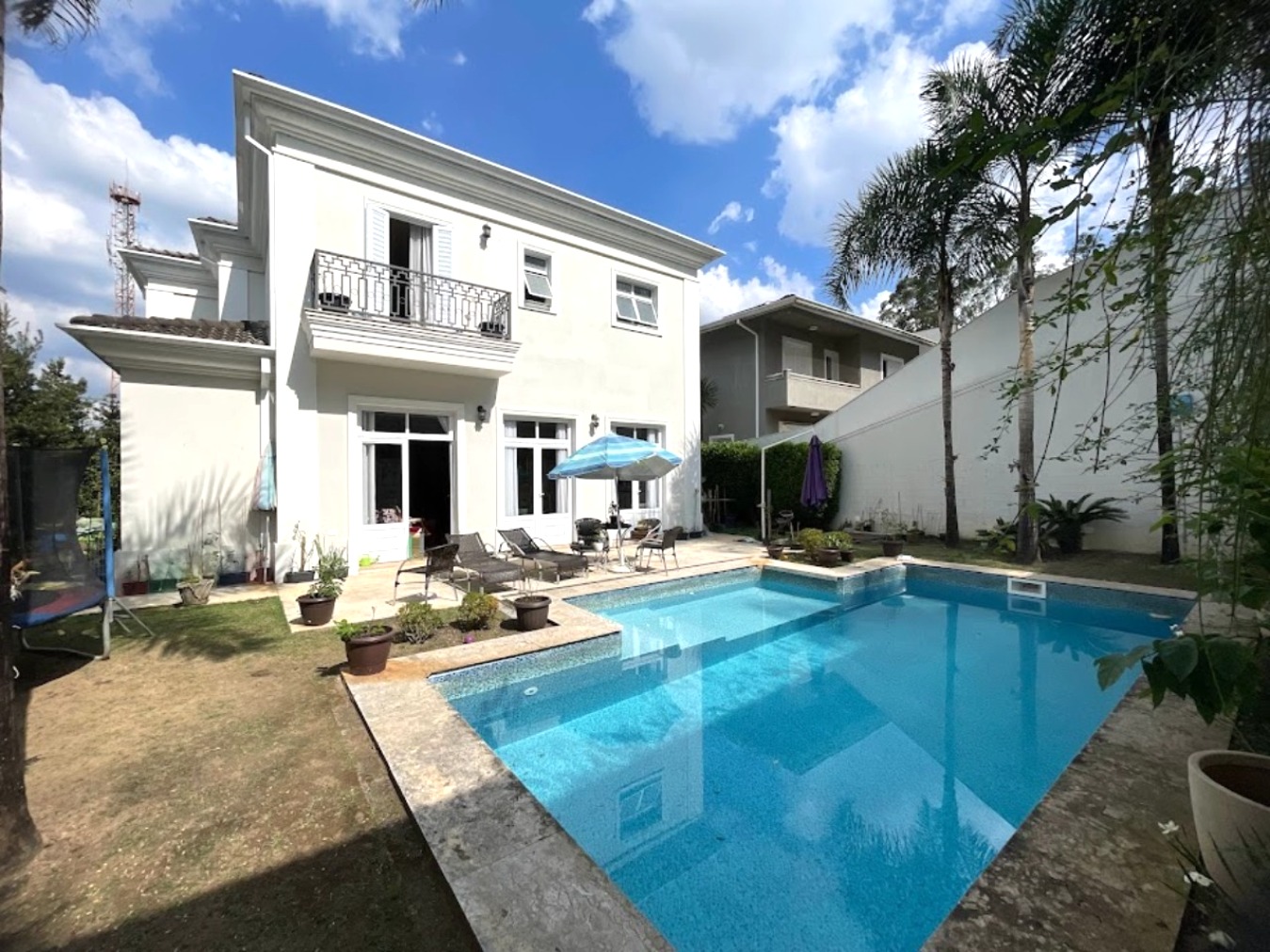 Propriedade Exclusiva em Cotia/SP: Casa com 8 Vagas, 268 m² de Construção e 500 m² de Terreno
