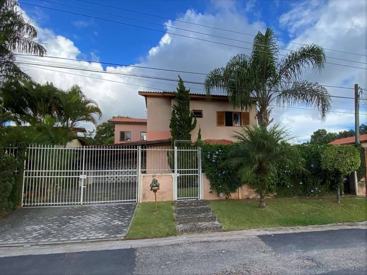 OTIMA CASA CONTEMPORNEA; 4 QUARTOS 2 SUITES; EM BOLSO FECHADO; SEGURANA CONFORTO E SOFISTICAO; AGENDE SUA VISITA.