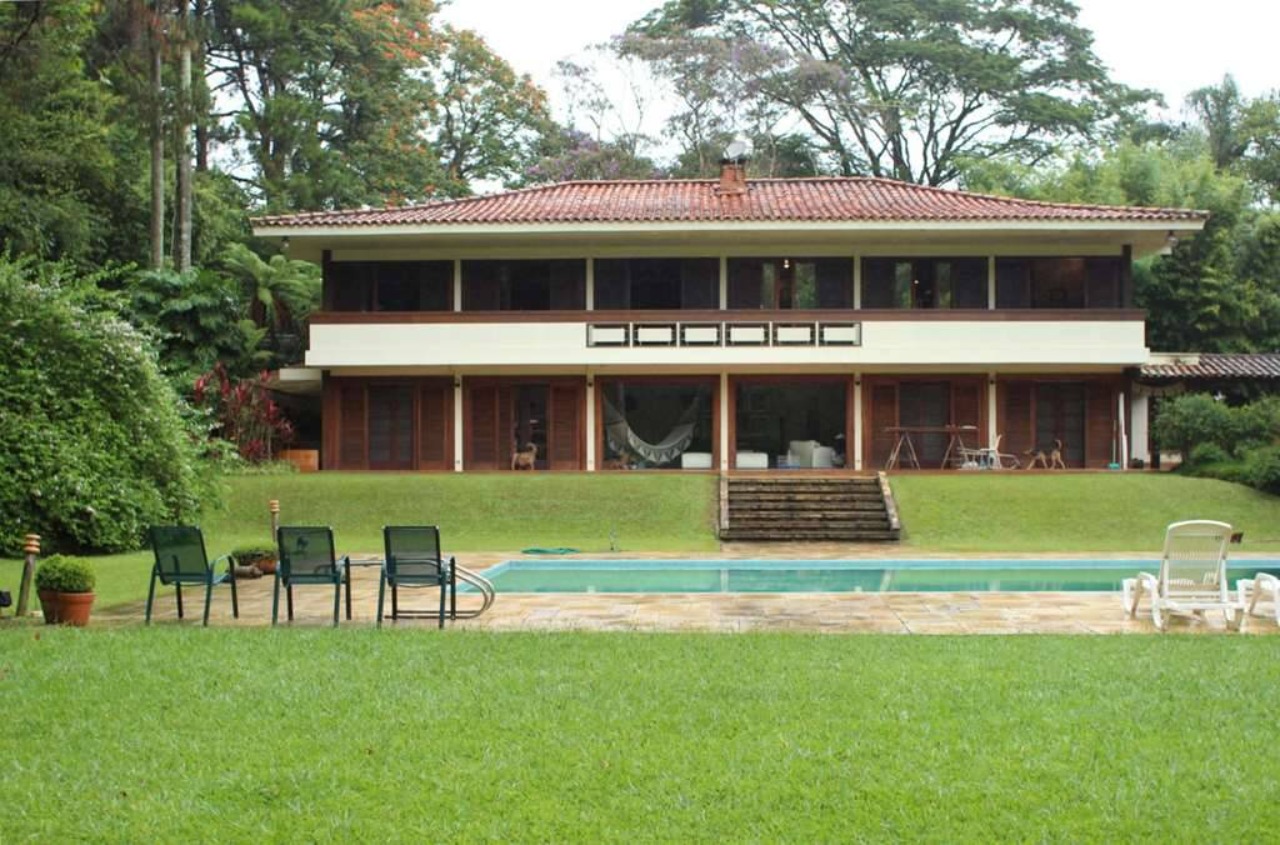 LINDA CASA DE CAMPO; NA GRANJA VIANA; 6.719m² TERRENO; 524m² ÁREA CONSTRUÍDA; APROVEITE ESTA OPORTUNIDADE; VENHA COONFERIR.