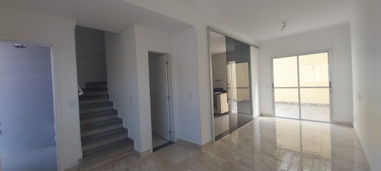 Aluguel em Cotia, SP: Casa de 3 Quartos, uma suíte, em Condomínio San Paolo.