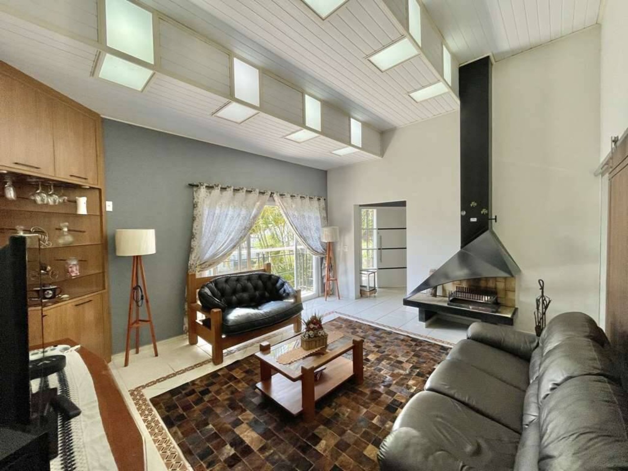 EXCELENTE CASA; À VNDA; EM CONDOMÍNIO RÚSTICO; 540M² DE CONFORTO; SERRALHERIA ARTESANAL; SUÍTE MÁSTER; LIVING AMPLO, ESPAÇO GOURMET; APROVEITE.