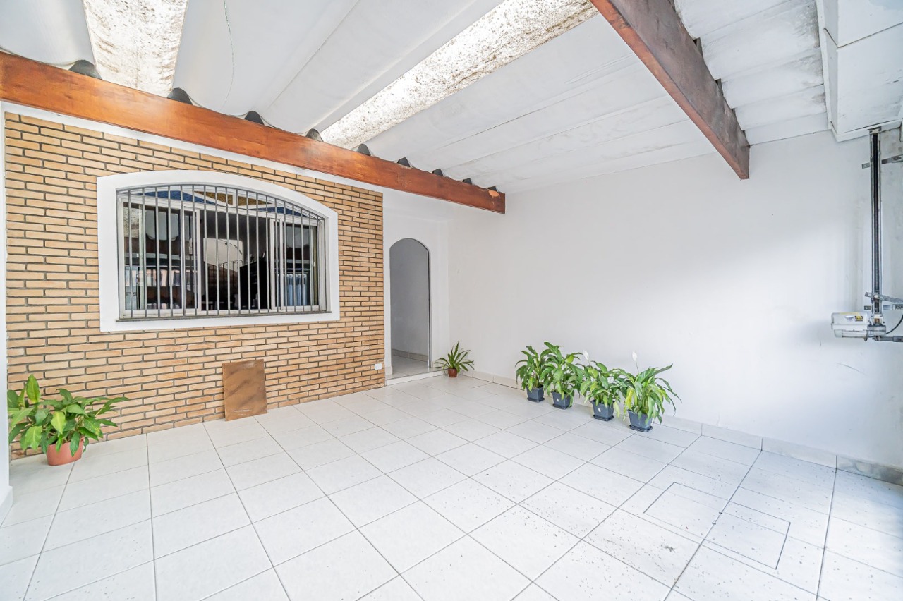 Vende-se ótimo sobrado no Jardim das Flores dispondo de boa distribuição com 03 dormitórios sendo 01 suíte