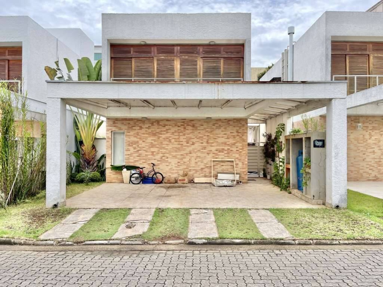 OPORTUNIDADE; CHARMOSA ACSA; À VENAD 3 DORMITÓRIOS 1 SUITE; 2 VAGAS COBERTAS; EM COTIA ; VENHA CONHECER; R$ 940.000,00