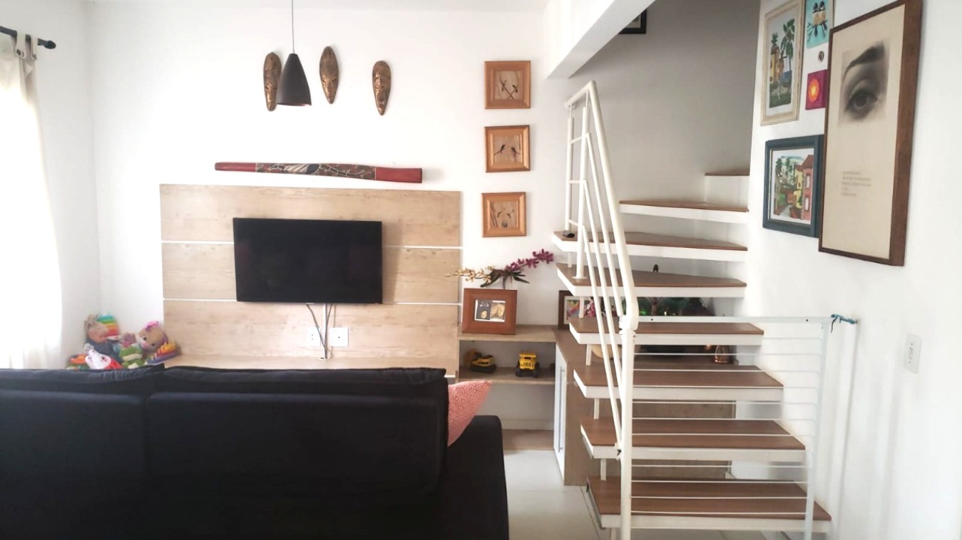 Casa à Venda em Cotia, SP: Encante-se com o Conforto do Condomínio Village Wimbledon, Jardim Passárgada I!