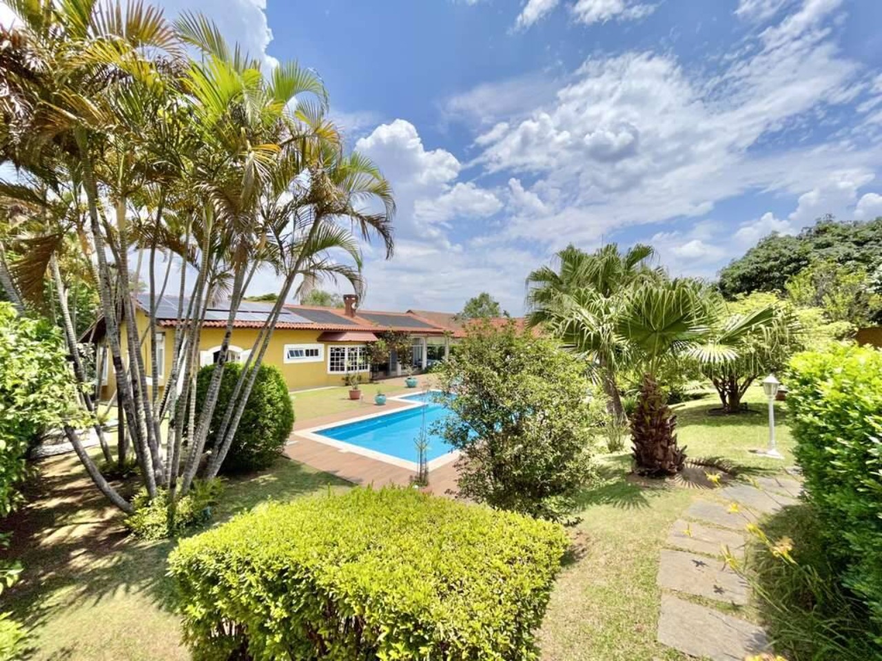 LINDA CASA; 4 DORMITÓRIOS 1 SUITE; 5 VAGAS ; ESPAÇO GOURMET E PISCINA; TERRENO COM MUITO VERDE E JARDIM, VENHA CONFERIR; R$ 2.900.000,00