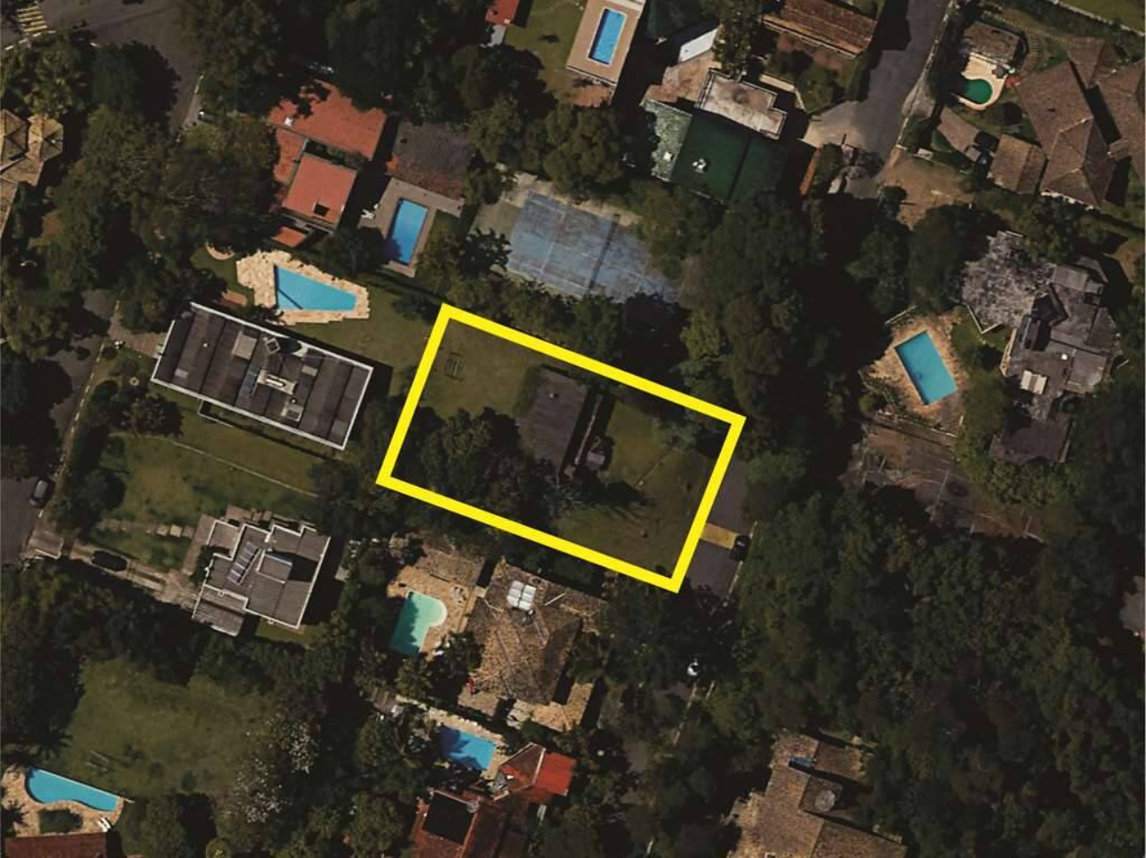 ÓTIMO TERRENO; À VENDA; COM 1000M²; LOCALIZADO NA PARTE CENTRAL E ALTA DO CONDOMINIO ; r$ 750.000,00