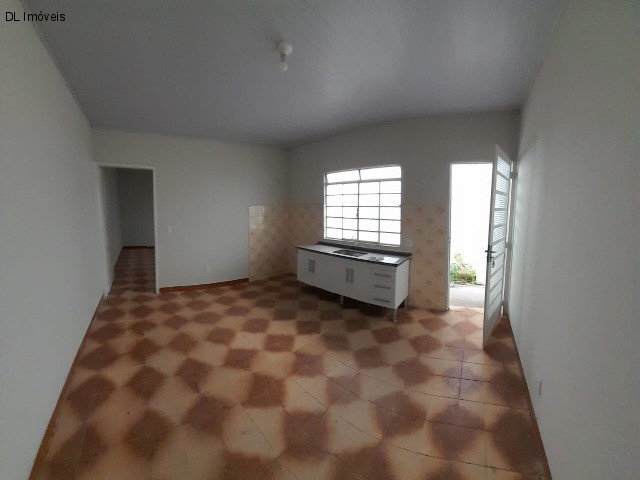 Casa à venda com 3 quartos, 158m² - Foto 1