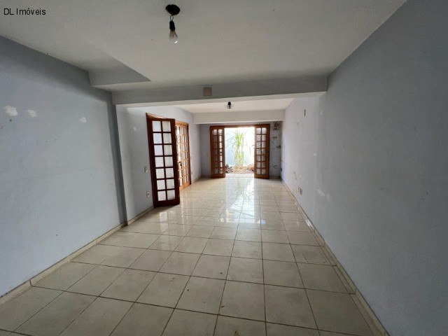 Casa à venda com 3 quartos, 308m² - Foto 1