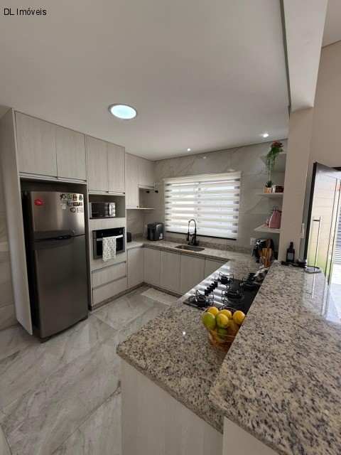 Casa à venda com 3 quartos, 200m² - Foto 2