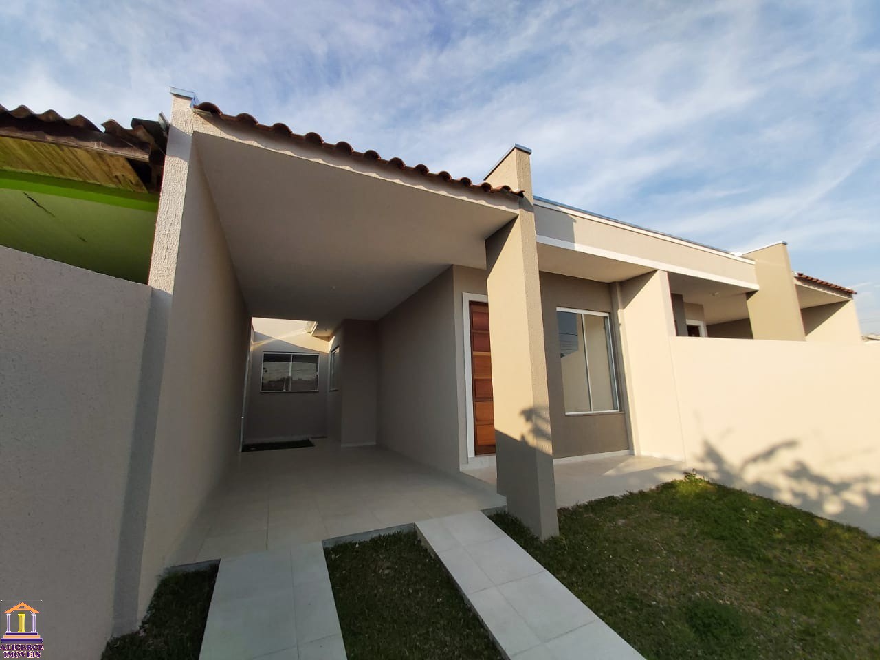 Casa à venda com 3 quartos, 98m² - Foto 1