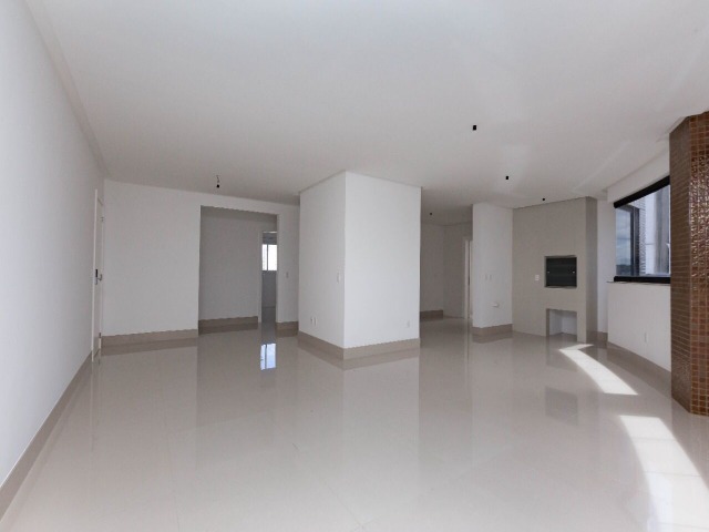 Apartamento à venda com 4 quartos, 150m² - Foto 2