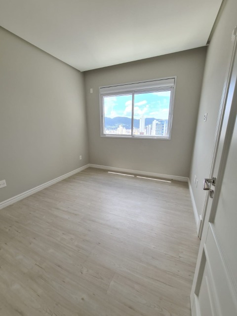 Apartamento à venda com 4 quartos, 160m² - Foto 2