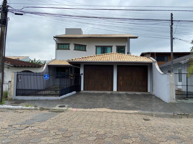 Sobrado à venda com 4 quartos, 231m² - Foto 1