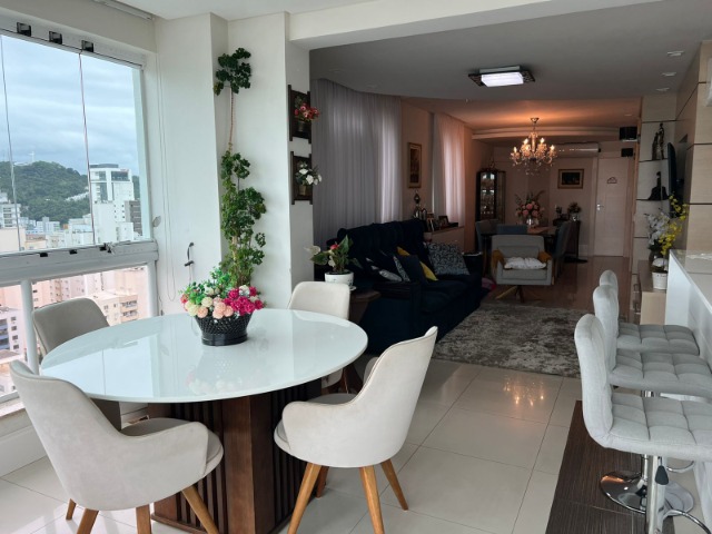 Apartamento à venda com 3 quartos, 137m² - Foto 2