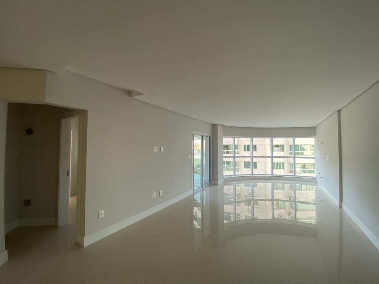 Apartamento à venda com 3 quartos, 160m² - Foto 2