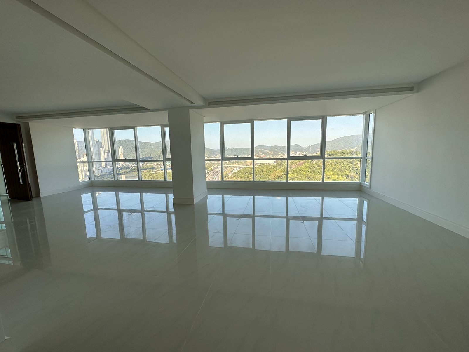 Apartamento à venda com 3 quartos, 186m² - Foto 2