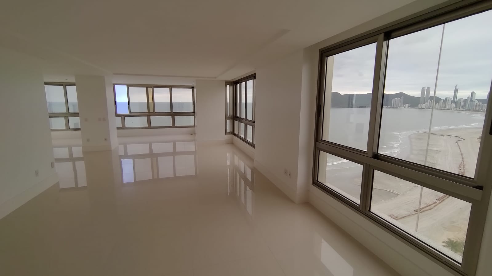 Apartamento à venda com 4 quartos, 213m² - Foto 3