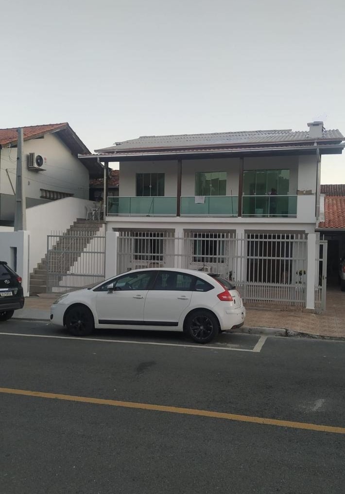 Sobrado à venda com 6 quartos, 260m² - Foto 1