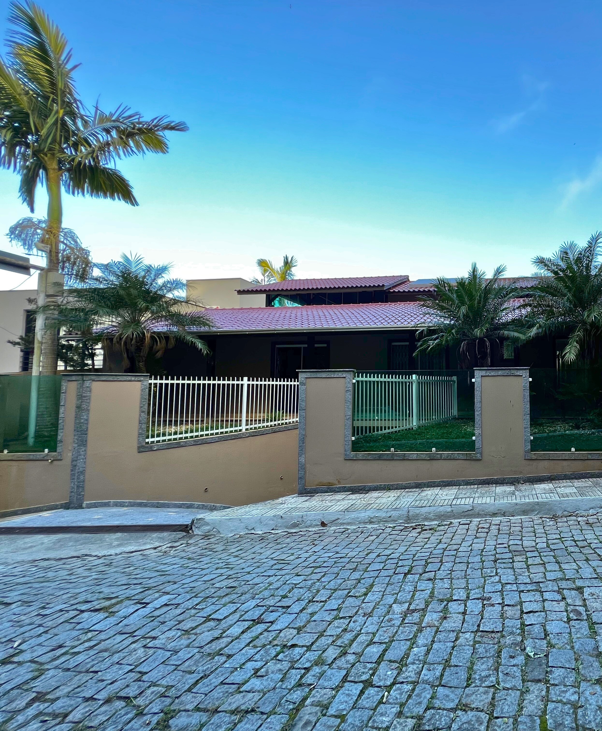 Casa à venda com 3 quartos, 500m² - Foto 1