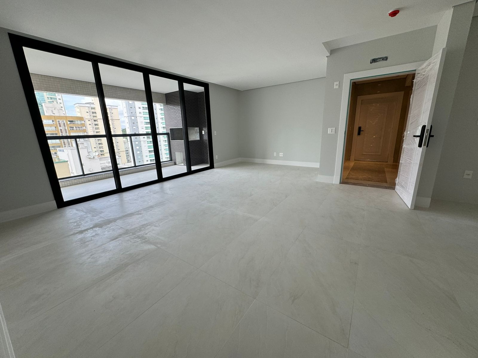 Apartamento à venda com 4 quartos, 133m² - Foto 2