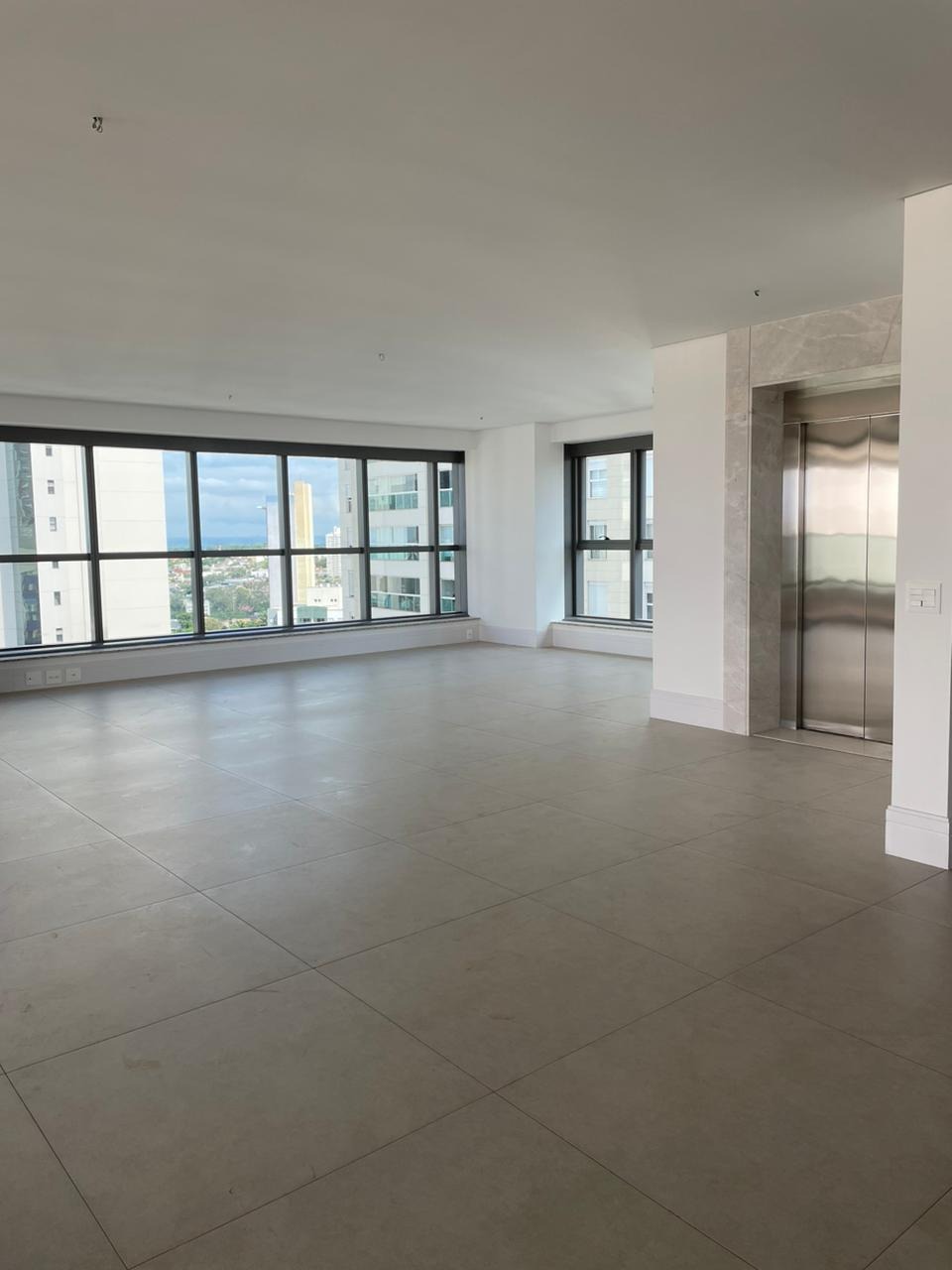 Apartamento à venda com 3 quartos, 323m² - Foto 2