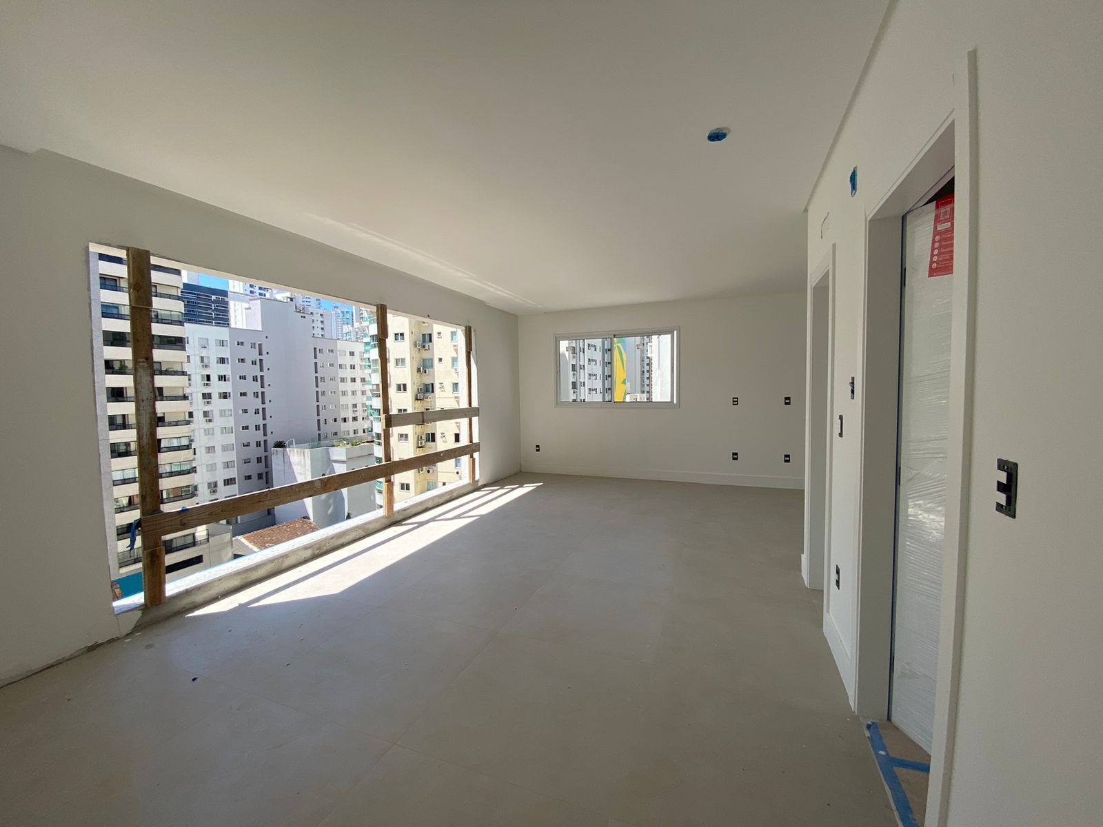 Apartamento à venda com 3 quartos, 125m² - Foto 2