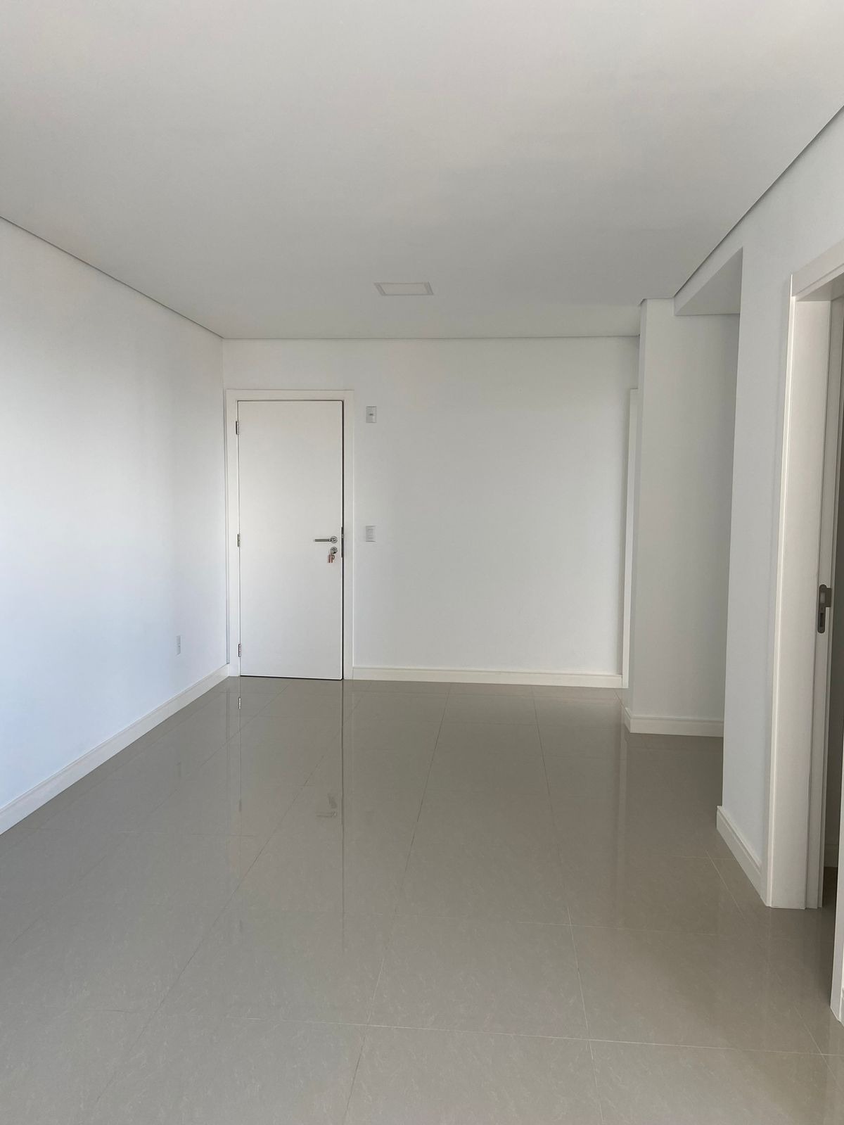 Apartamento à venda com 2 quartos, 80m² - Foto 2