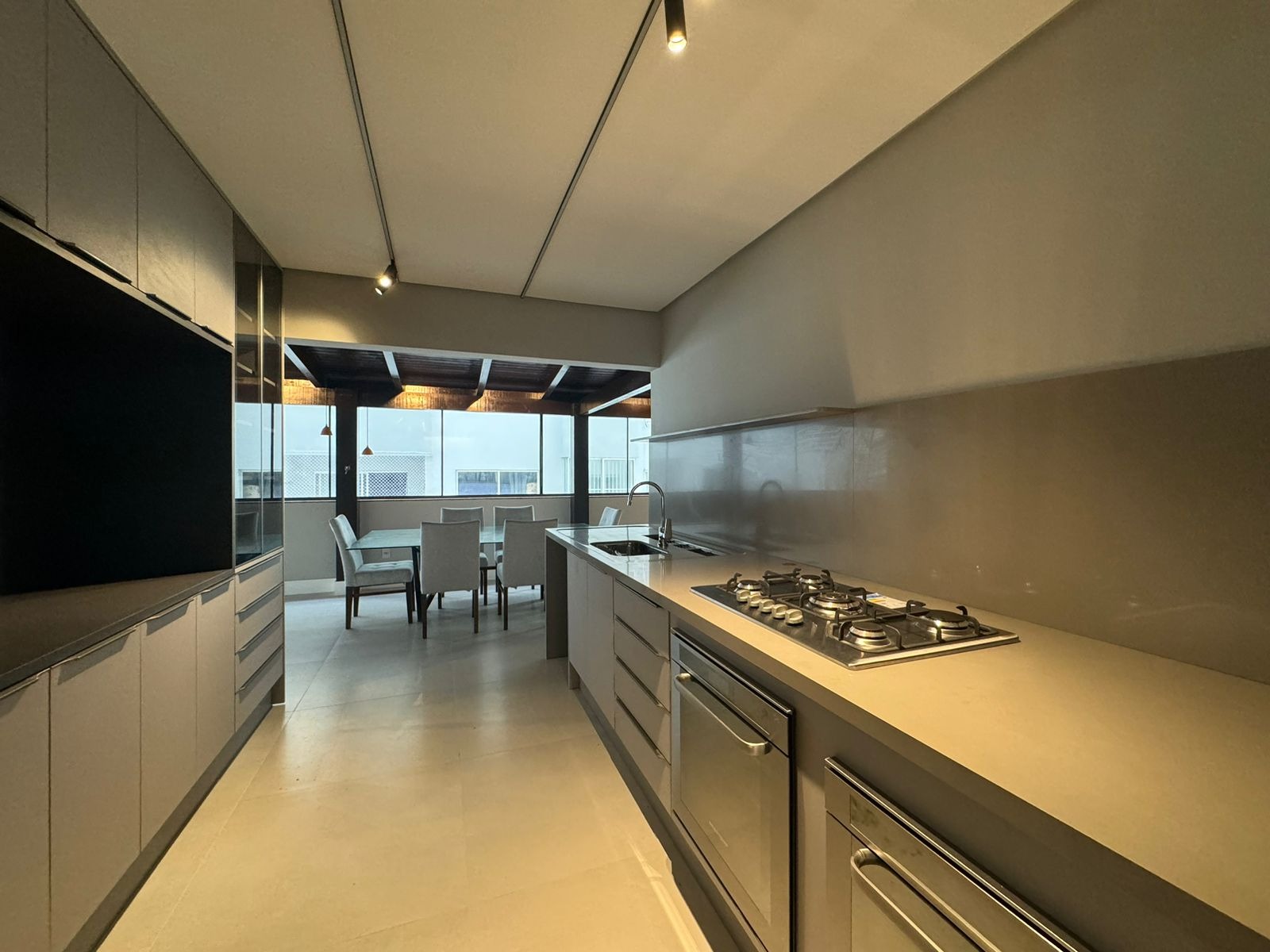 Apartamento para alugar com 3 quartos, 200m² - Foto 4