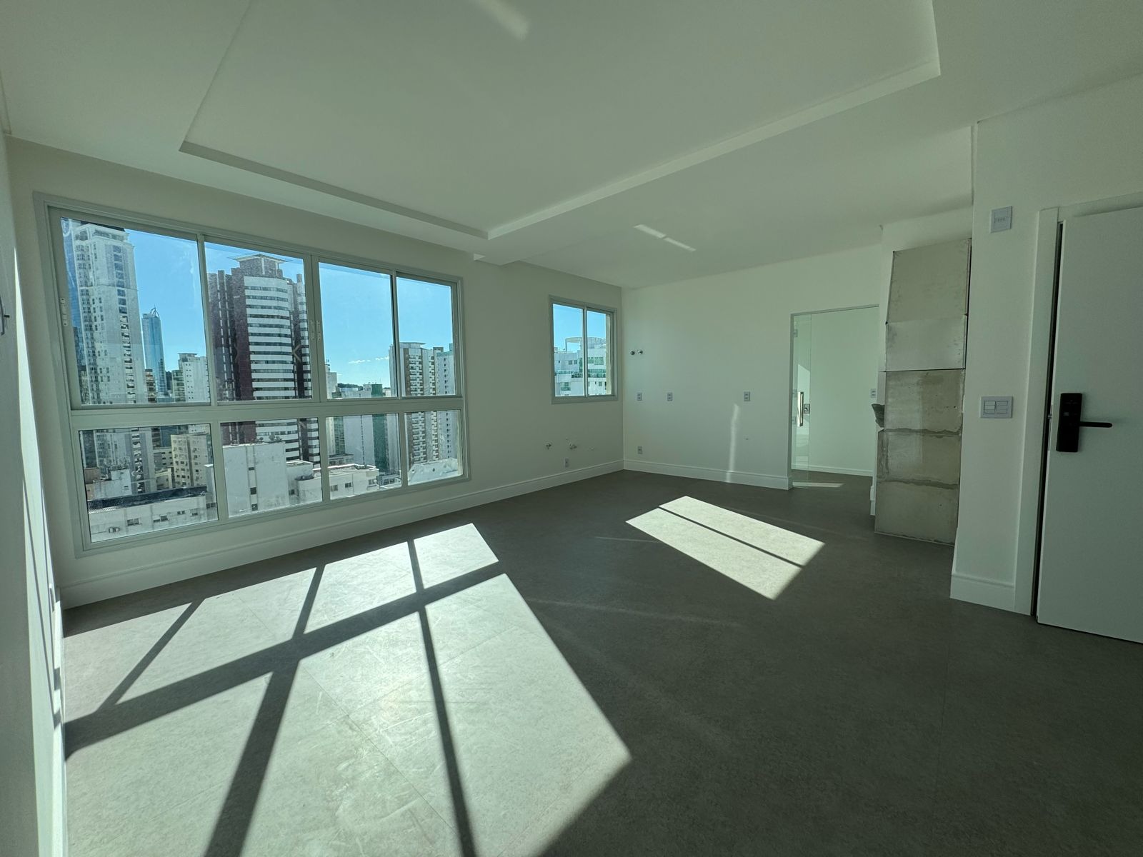 Apartamento à venda com 4 quartos, 143m² - Foto 1