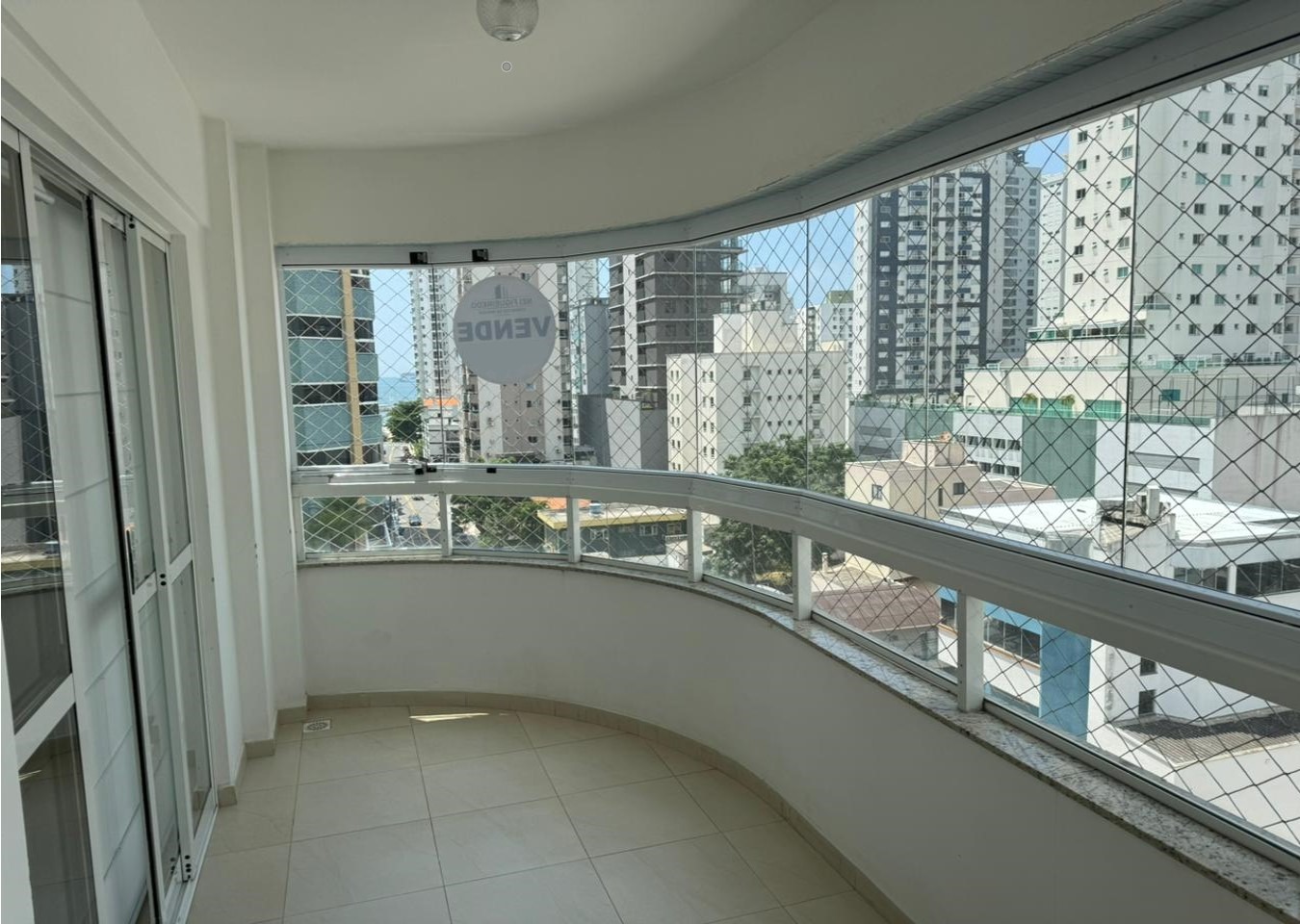 Apartamento à venda com 3 quartos, 123m² - Foto 2