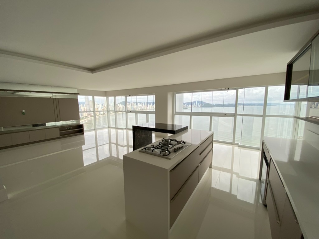 Apartamento à venda com 4 quartos, 237m² - Foto 1