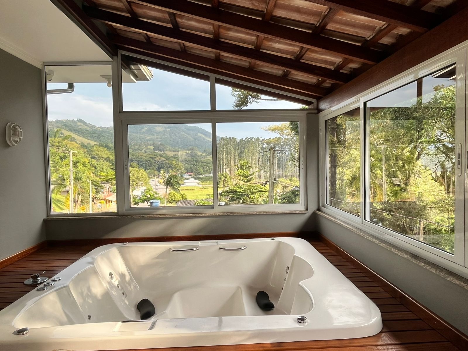 Casa à venda com 3 quartos, 889m² - Foto 1