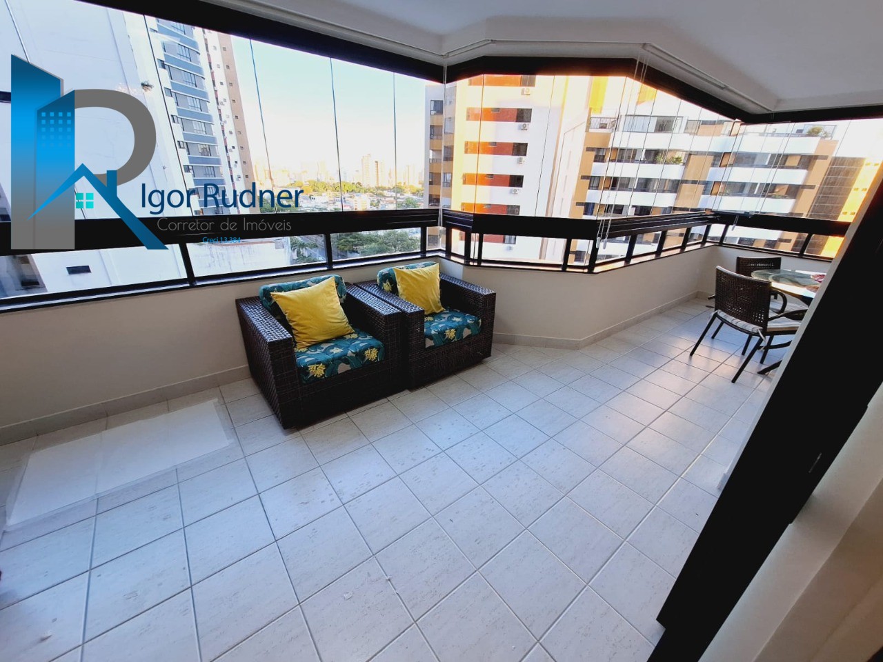 Apartamento à venda com 4 quartos, 236m² - Foto 2