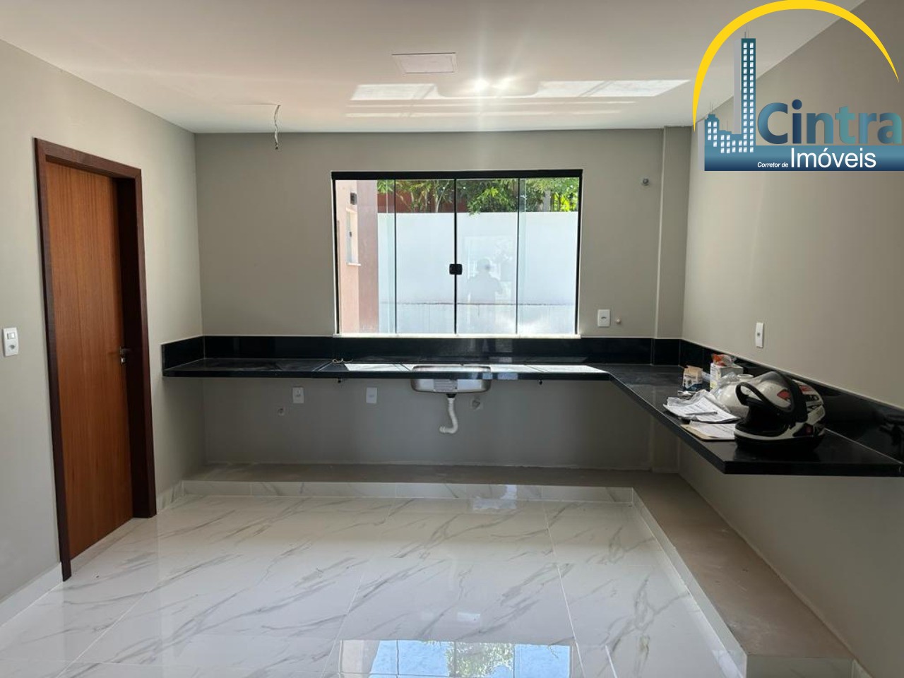 Casa de Condomínio à venda com 4 quartos, 280m² - Foto 2