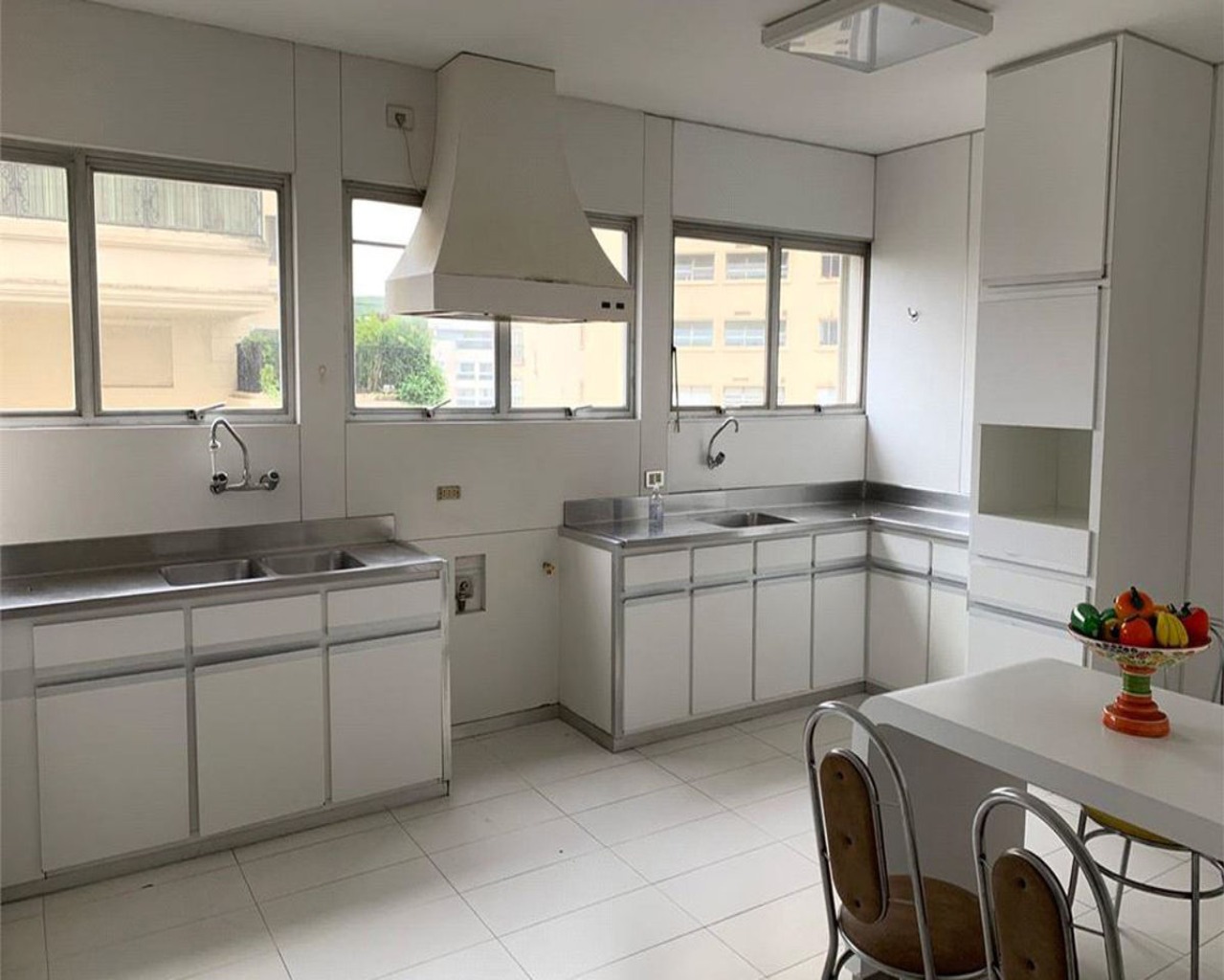 Apartamento para alugar com 3 quartos, 365m² - Foto 2