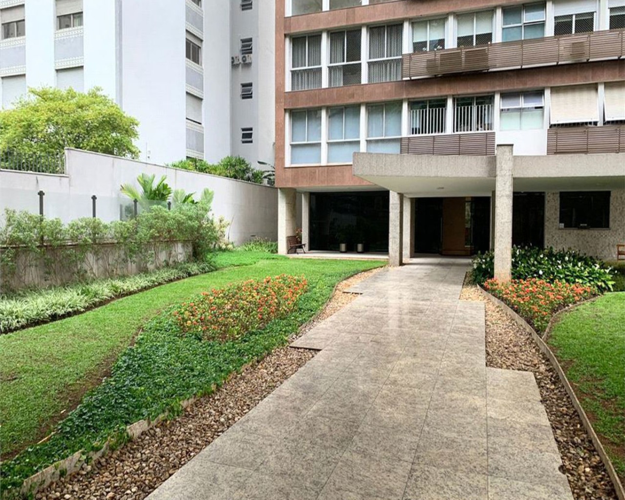 Apartamento para alugar com 3 quartos, 365m² - Foto 13