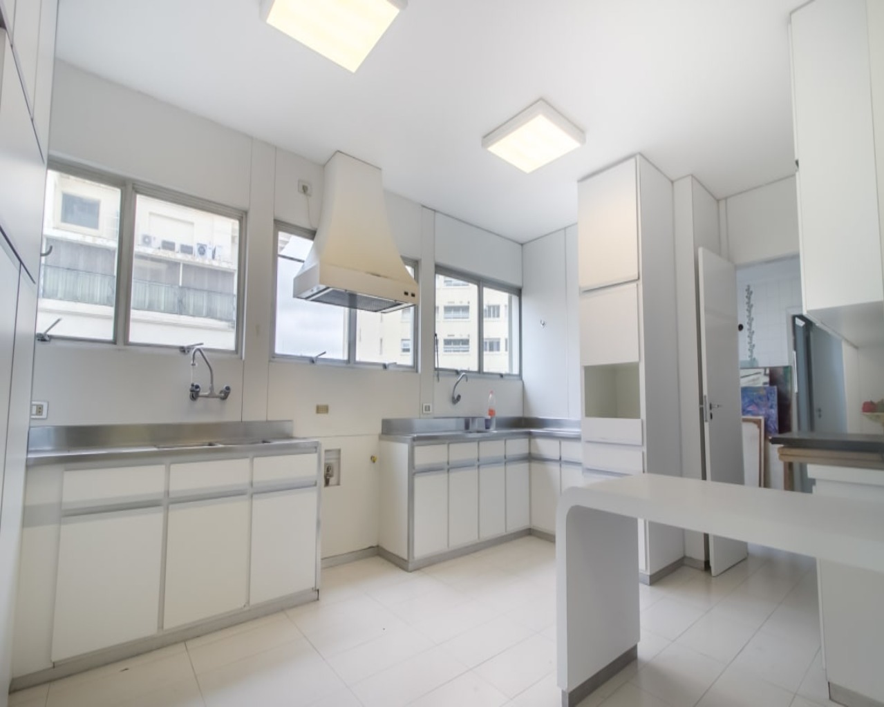 Apartamento para alugar com 3 quartos, 365m² - Foto 17