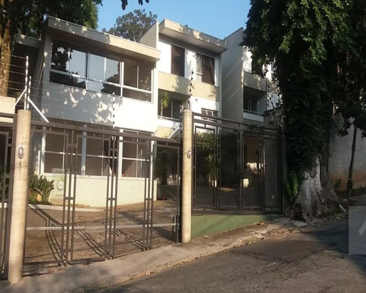 Casa de Condomínio à venda com 3 quartos, 225m² - Foto 2