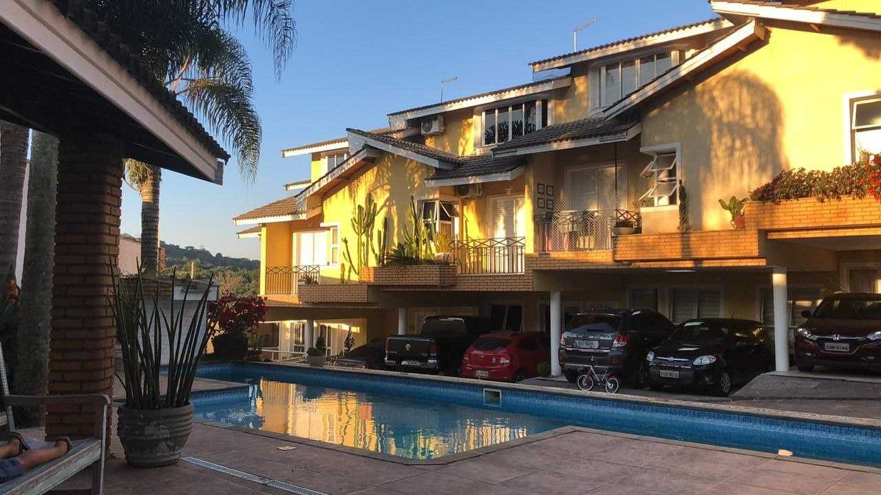 Casa de Condomínio à venda com 3 quartos, 240m² - Foto 1