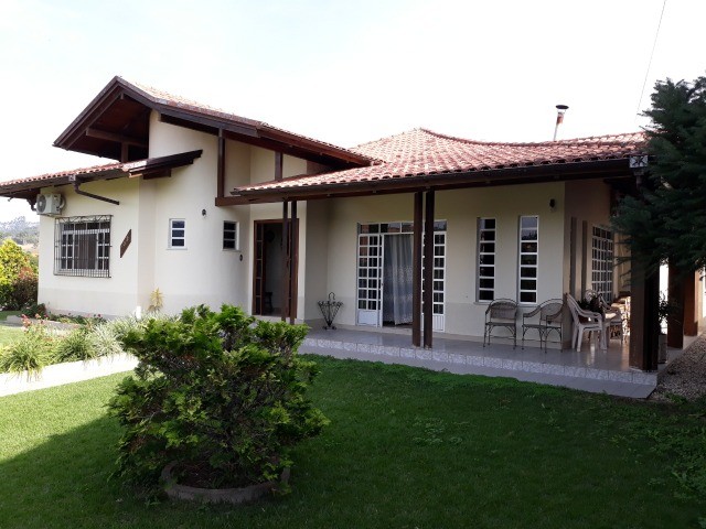 Casa à venda com 4 quartos, 1500m² - Foto 1